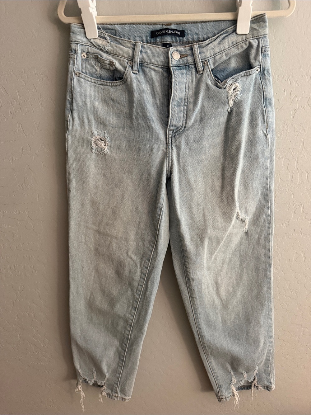 Calvin Klein Jeans Women’s Buttonfly Pale Blue Distressed Cropped Ankle Jeans 28